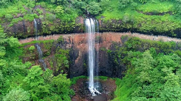 Top 10 Waterfall Places You Need To See In Maharashtra Sawatsada-Waterfall